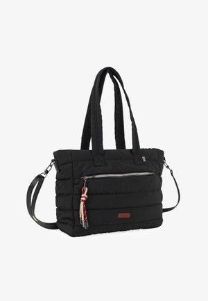 Bolso tote acolchado negro con dos asas cortas y una correa larga desmontable. Cuenta con un bolsillo delantero con cremallera y un detalle decorativo de borlas.