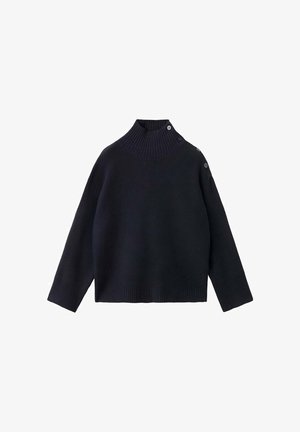 Granatowy, prążkowany sweter z wysokim golfem, trzema metalowymi napami na ramieniu oraz luźnymi, długimi rękawami.