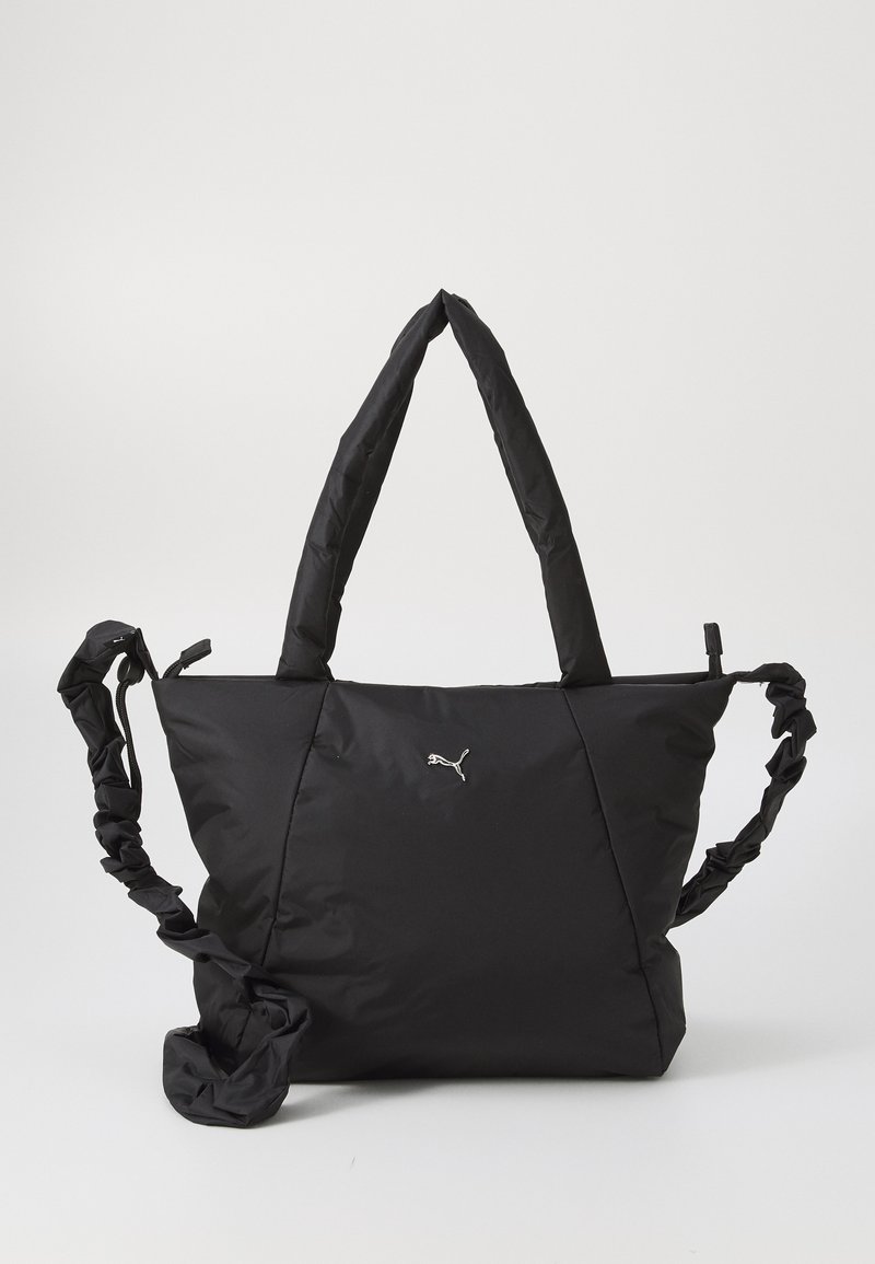 Zwarte nylon schoudertas met een gewatteerd ontwerp, twee schouderbanden en gerimpelde details. Heeft een klein zilveren Puma-logo aan de voorkant.