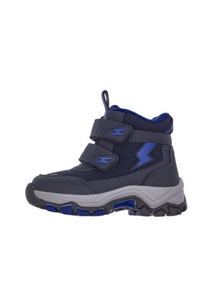 Dunkelblaue Stiefeletten mit strukturiertem Stoff, synthetischen Akzenten, zwei verstellbaren Klettverschlüssen und einer robusten grauen Gummisohle.