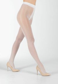 Collant bianchi trasparenti con piccole pois, dotati di una ampia vita elasticizzata. Indossati con tacchi a stiletto beige. Texture liscia e leggera lucentezza.