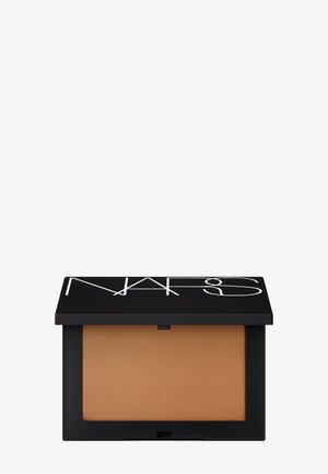 Pochette rectangulaire noire avec logo NARS contenant une poudre pressée de maquillage marron moyen.