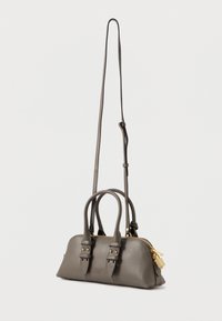 Γκρί δερμάτινη τσάντα χειρός με διπλές κοντές λαβές και μία μακριά ρυθμιζόμενη ζώνη, που διαθέτει χρυσό φερμουάρ και λεπτομέρεια κλειδώματος. Απαλή υφή.