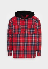 Camicia in flanella a quadri rossi e blu navy con cappuccio nero. Presenta due tasche sul petto, chiusura con bottoni e maniche lunghe con polsini. 
