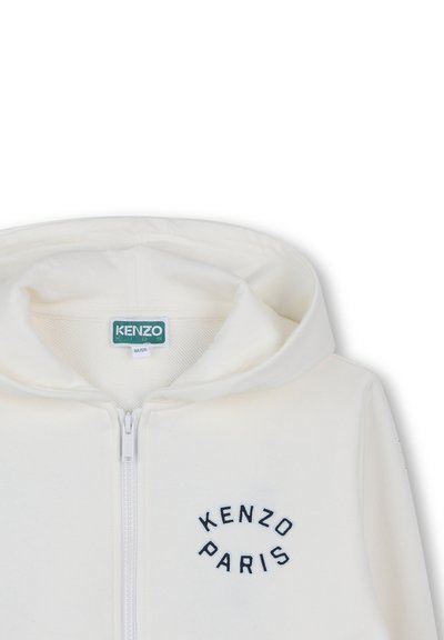 Felpa bianca con zip in cotone morbido, caratterizzata da un logo curvo "KENZO PARIS" ricamato in nero sul petto, con un cappuccio ampio.