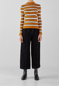 Bershka Strickpullover - mustard yellow