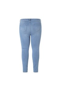 Lichtblauwe jeans met een slim fit, vijf-pocket ontwerp en subtiele stiksels. De stof heeft een gladde textuur en lichte stretch.