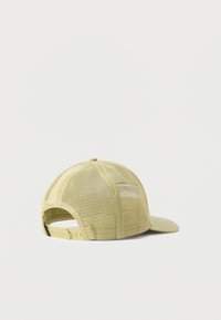 Ανοιχτό κίτρινο καπέλο μπέιζμπολ με πλέγμα και ρυθμιζόμενη κλειστή πόρπη τύπου snapback, σε λευκό απλό φόντο, φωτογραφημένο από πίσω.