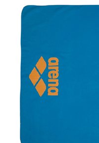Blå stofhåndklæde med et orange "arena" logo og diamantmønster. Glat tekstur, rektangulær form med pæne kanter.