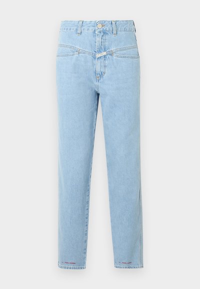 Ανοιχτό μπλε τζιν ψηλόμεσο με ίσια ποδόγυρα, μπροστινές τσέπες, θηλιές για ζώνη, κούμπωμα με κουμπί και κείμενο "Pedal Pusher" κοντά στα τελείωματα των αστραγάλων.