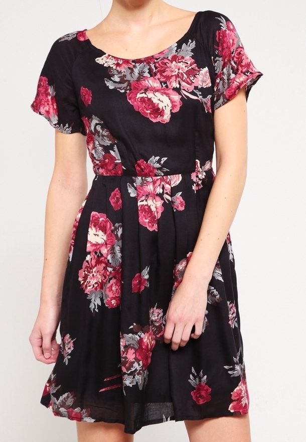 Robe fleurie à manches courtes en tissu noir, ornée de grandes roses roses et rouges, avec un col rond et une taille cintrée.