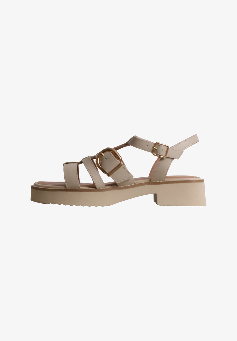 Sandale beige à bout ouvert avec deux boucles dorées, semelle épaisse et petit talon bloc, avec plusieurs brides et une bride à la cheville.