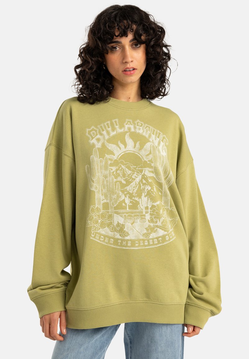 Olijfgroene oversized sweatshirt van zacht stof. Heeft een grafische print van woestijnlandschap met tekst, ronde hals en ribgebreide boorden.