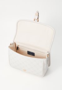 Borsa a tracolla bianca con motivo goffrato, in materiale pelle, con hardware dorato e tasca interna con zip. Chiusura a patta con bottone.