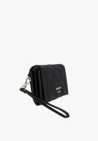 Portafoglio nero trapuntato con logo dorato, dotato di cinturino da polso e numerosi scomparti per carte. Texture liscia e design compatto.