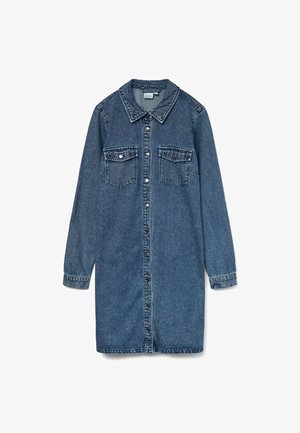 Sukienka koszulowa z denimu w ciemnym niebieskim kolorze, z kołnierzykiem, długimi rękawami, dwoma kieszeniami na piersiach oraz zapinana na guziki z przodu.
