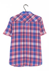Krátký rukáv, košilový top s modro-červenou a bílou kostkovanou vzorem. Lehká tkanina s klasickým límcem a zakřiveným lemem.