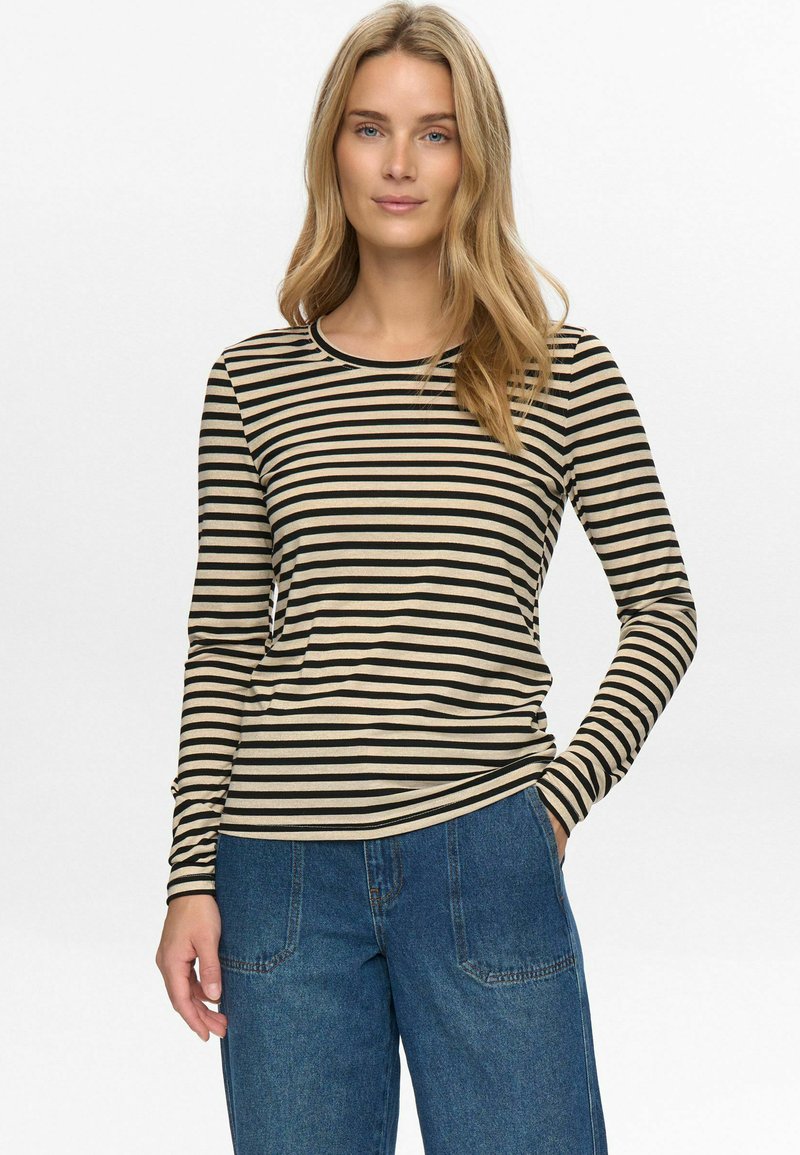 Lange mouwen gestreepte shirt in beige en zwart, met een ronde halslijn en zachte stof. Gecombineerd met losse blauwe denim broek.
