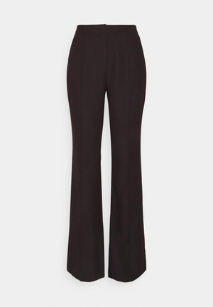 Černé kalhoty s rozšířením, dokonale padnoucí, s hladkou texturou, vertikálními záhyby a vysokým pasem, vyrobené z lehkého materiálu.