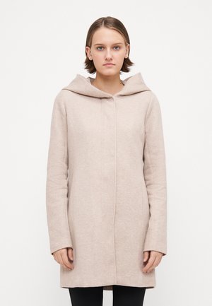 Lys beige frakk med hette, skreddersydd design, litt teksturert stoff, lange ermer, og rett snitt som rekker til midt på låret.
