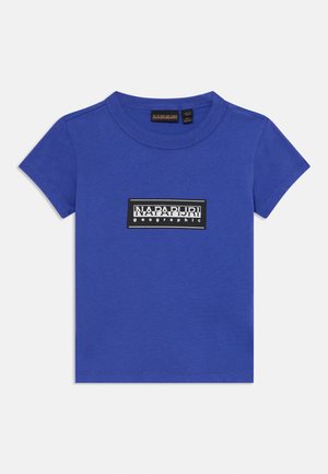 Camiseta de algodón azul con cuello redondo, mangas cortas y un parche rectangular de logo en blanco y negro en la parte delantera.