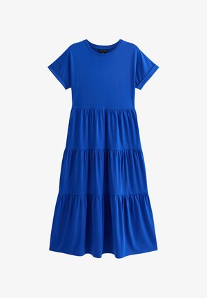Niebieska sukienka z krótkim rękawem, wykonana z miękkiego materiału, z warstwowym fasonem składającym się z trzech rozkloszowanych sekcji oraz okrągłym dekoltem.