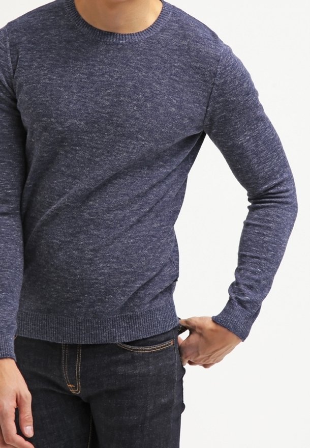 Pull tricoté bleu marine avec un col rond, des poignets et une ceinture côtelés ; présente un motif texturé et une coupe décontractée.
