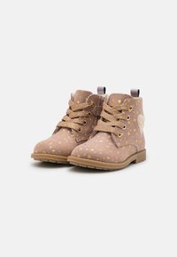 Stivaletti alla caviglia in suede rosa con motivo a cuori dorati, tessuto texturizzato, suola in gomma piatta, chiusura con lacci e un'anelli sul retro per facilitarne l'indossamento.