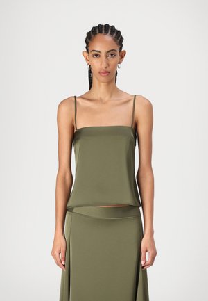 Oliven grønn sateng cami topp med tynne stropper, med firkantet utringning og løs passform. Glatt tekstur, minimalistisk design.