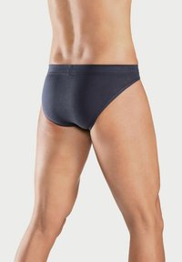 Dunkelgraue Herrenunterwäsche mit glatter Textur und elastischem Bund, die ein minimalistisches Design und eine enge Passform aufweist, von hinten präsentiert.