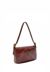 Borsa in pelle con motivo a spina di pesce in tonalità di rosso e marrone, dotata di una tracolla intrecciata e dettagli in metallo color oro.