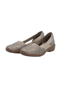Chaussures en cuir perforé beige avec un talon plat, une sangle élastique et des détails brodés. Bout arrondi avec un motif découpé géométrique.