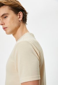 Koton - T-shirt z nadrukiem
