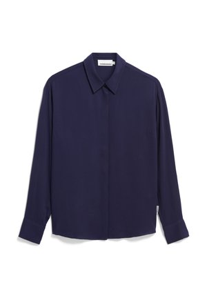 Marineblauwe blouse met lange mouwen, knoopsluiting en puntige kraag, weergegeven op een witte achtergrond.