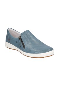 Scarpe slip-on in pelle azzurro chiaro con design perforato, suola bianca a contrasto, zip laterale e accenti di cucitura minimi per la ventilazione.