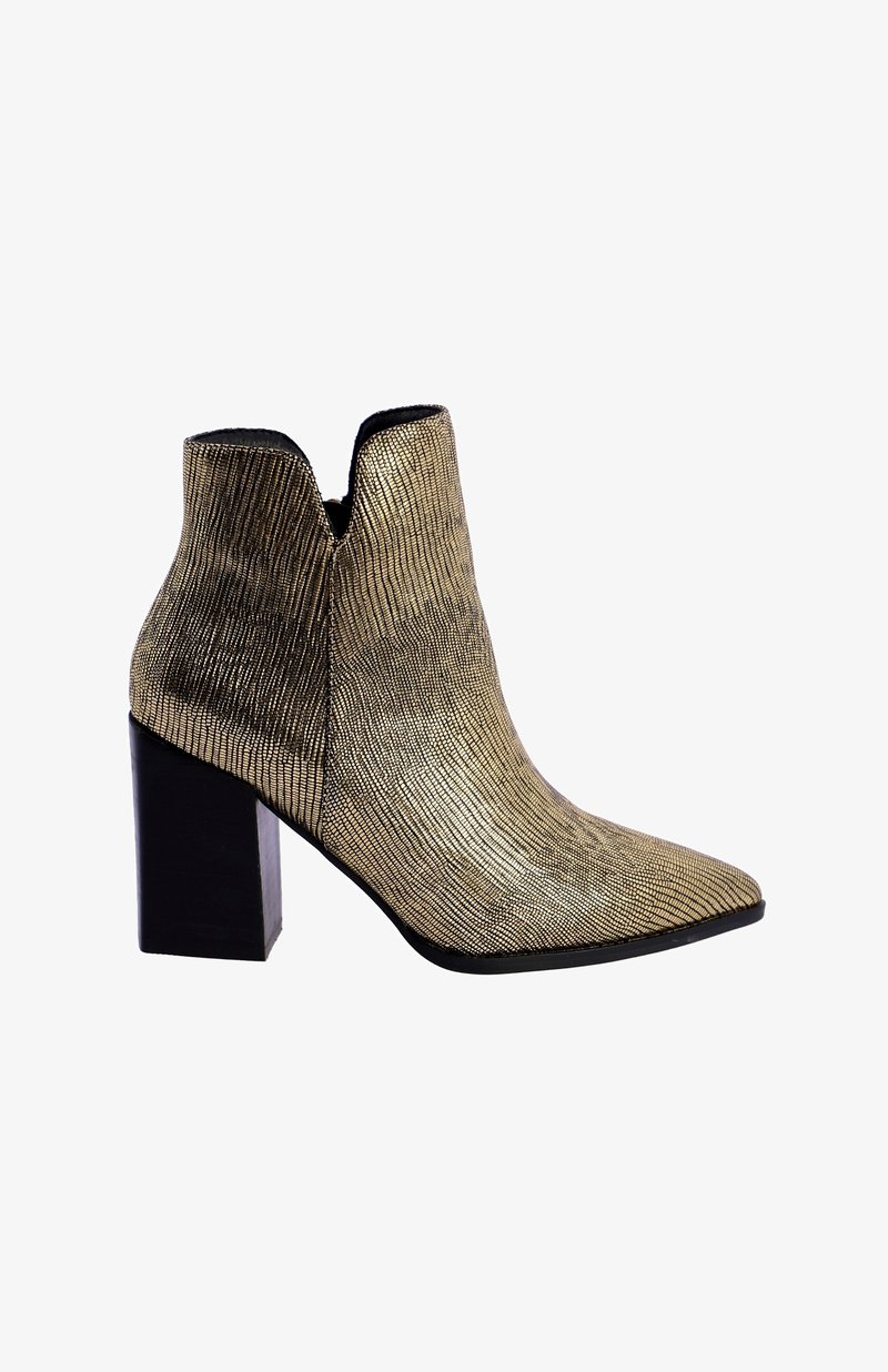 Botín metálico dorado hasta el tobillo con punta afilada, que presenta una superficie texturizada y un alto tacón cuadrado negro. Diseño con cortes en el tobillo.