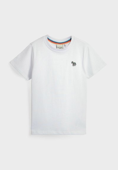T-shirt bianco in cotone con maniche corte, con un piccolo design di zebra ricamato sul petto e una collana a righe multicolori.