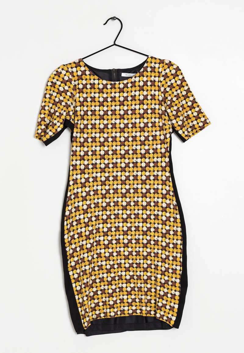 Robe à manches courtes avec une silhouette ajustée, motifs floraux circulaires jaunes, bruns et blancs sur le devant et les manches, panneaux noirs sur les côtés, suspendue à un cintre noir.