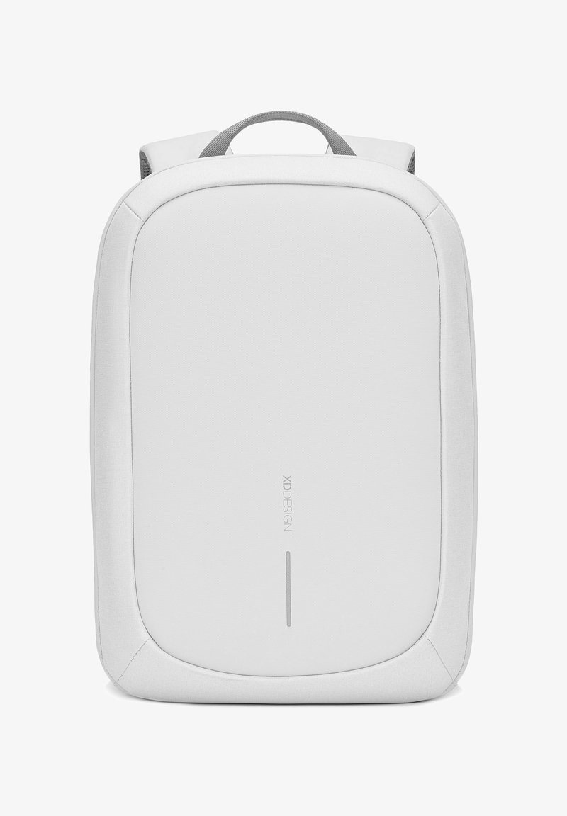 Weißer rechteckiger Rucksack mit glatter, matter Oberfläche, abgerundeten Ecken, Tragegriff oben und subtiler Logodetail auf der Vorderseite.