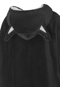 Poncho in pile nero con cappuccio, caratterizzato da accenti triangolari grigi che assomigliano a orecchie. Texture morbida con un aspetto accogliente e caldo.