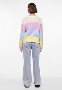 Pieces PCNAOMI O NECK  - Strikkegenser - pala/angel falls/pale banana