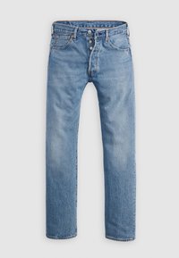 Jeans in denim azzurro con chiusura a bottoni, cinque tasche e gamba dritta su uno sfondo bianco.