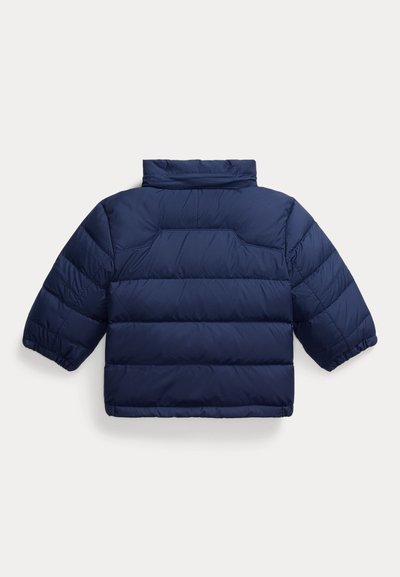 Tmavě modrá prošívaná bunda s rukávy na celou délku a vysokým límcem, zobrazená zezadu na bílém pozadí.