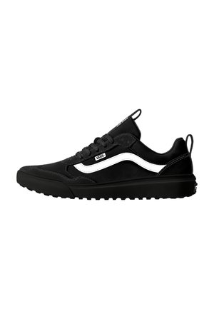 Černá teniska Vans s bílým bočním pruhem, šněrováním a poutky na jazyku a patě, zobrazena z boku na bílém pozadí.