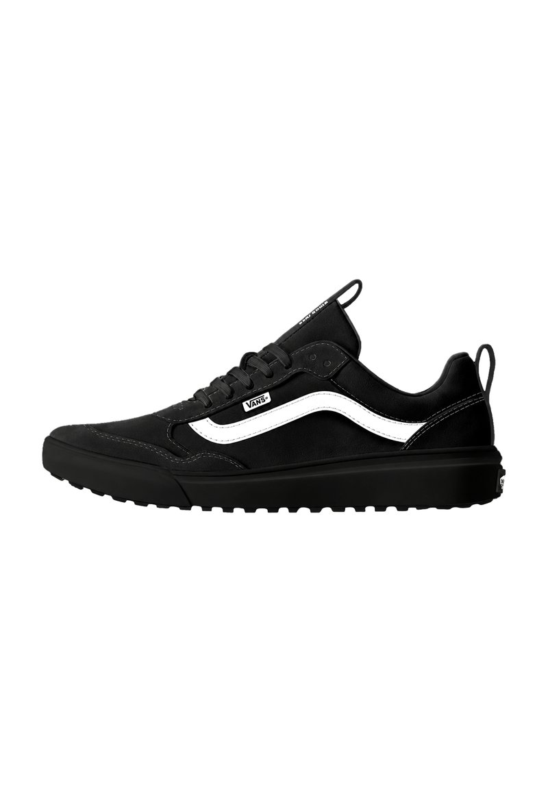 Czarny sneaker Vans z białym bocznym paskiem, sznurowanym zapięciem oraz pętelkami na języku i pięcie, pokazany z boku na białym tle.