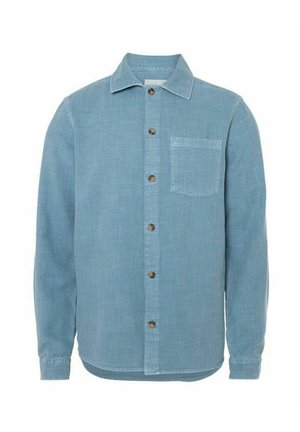 Camisa de manga larga azul claro hecha de tela de mezclilla, con un cierre de botones en la parte delantera, un bolsillo en el pecho y botones marrones.