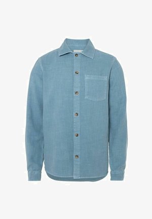 Camisa de manga larga azul claro hecha de tela de mezclilla, con un cierre de botones en la parte delantera, un bolsillo en el pecho y botones marrones.