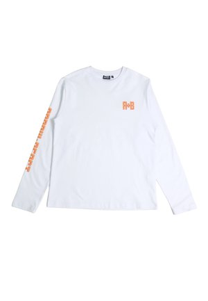 Witte lange-mouwen blouse met oranje "PM8" logo op de borst en oranje "PHILIPP PLEIN" tekst op de rechter mouw.