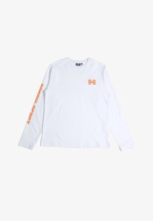 Witte lange-mouwen blouse met oranje "PM8" logo op de borst en oranje "PHILIPP PLEIN" tekst op de rechter mouw.