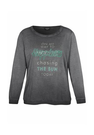 Dunkelgraues Langarmshirt mit rundem Ausschnitt und türkis-weißem Text: "Auf dem Weg zum Glück, heute der Sonne nachjagend."